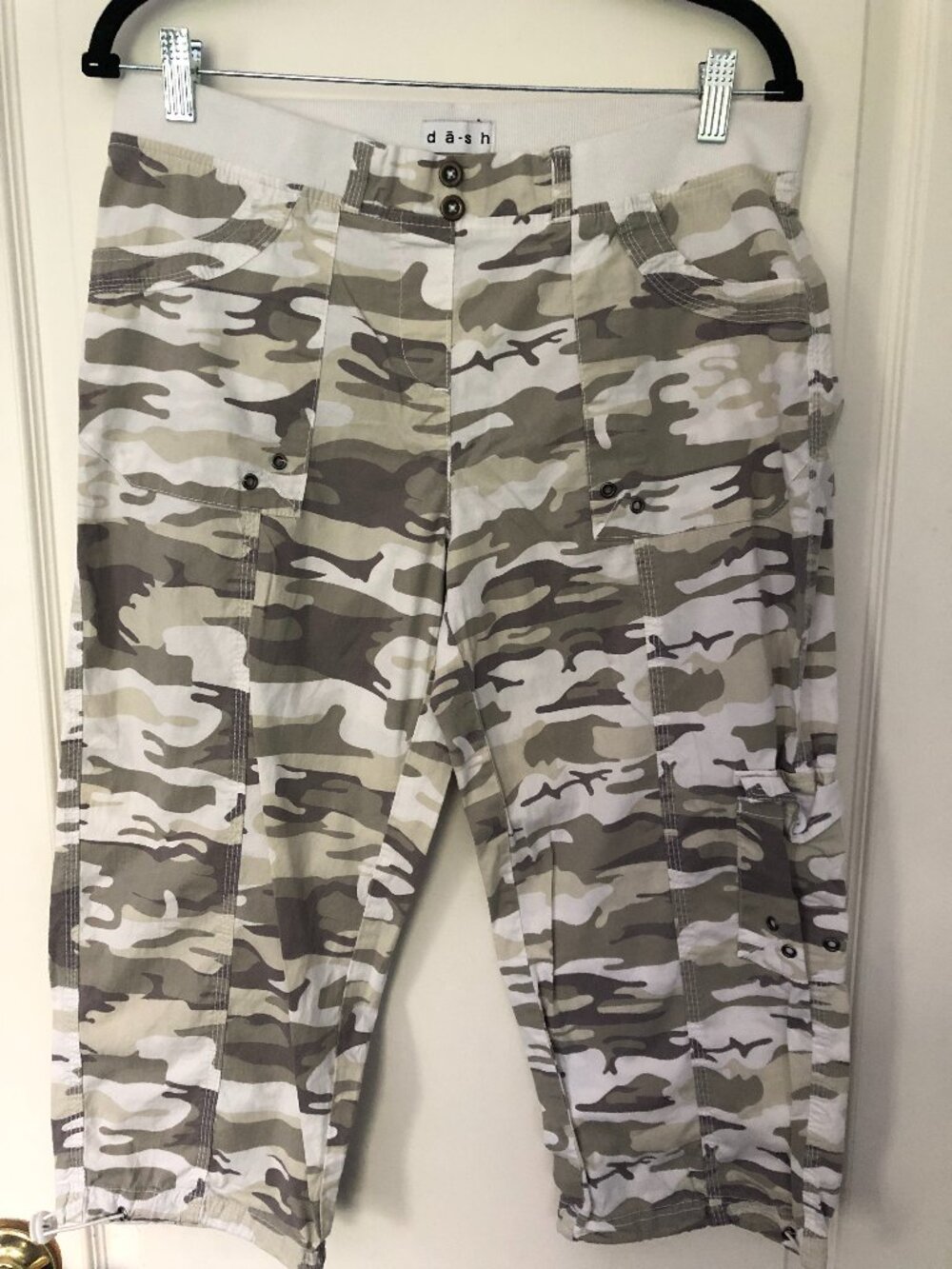 Dash Cropped Camo Cargo Pants - Size M
